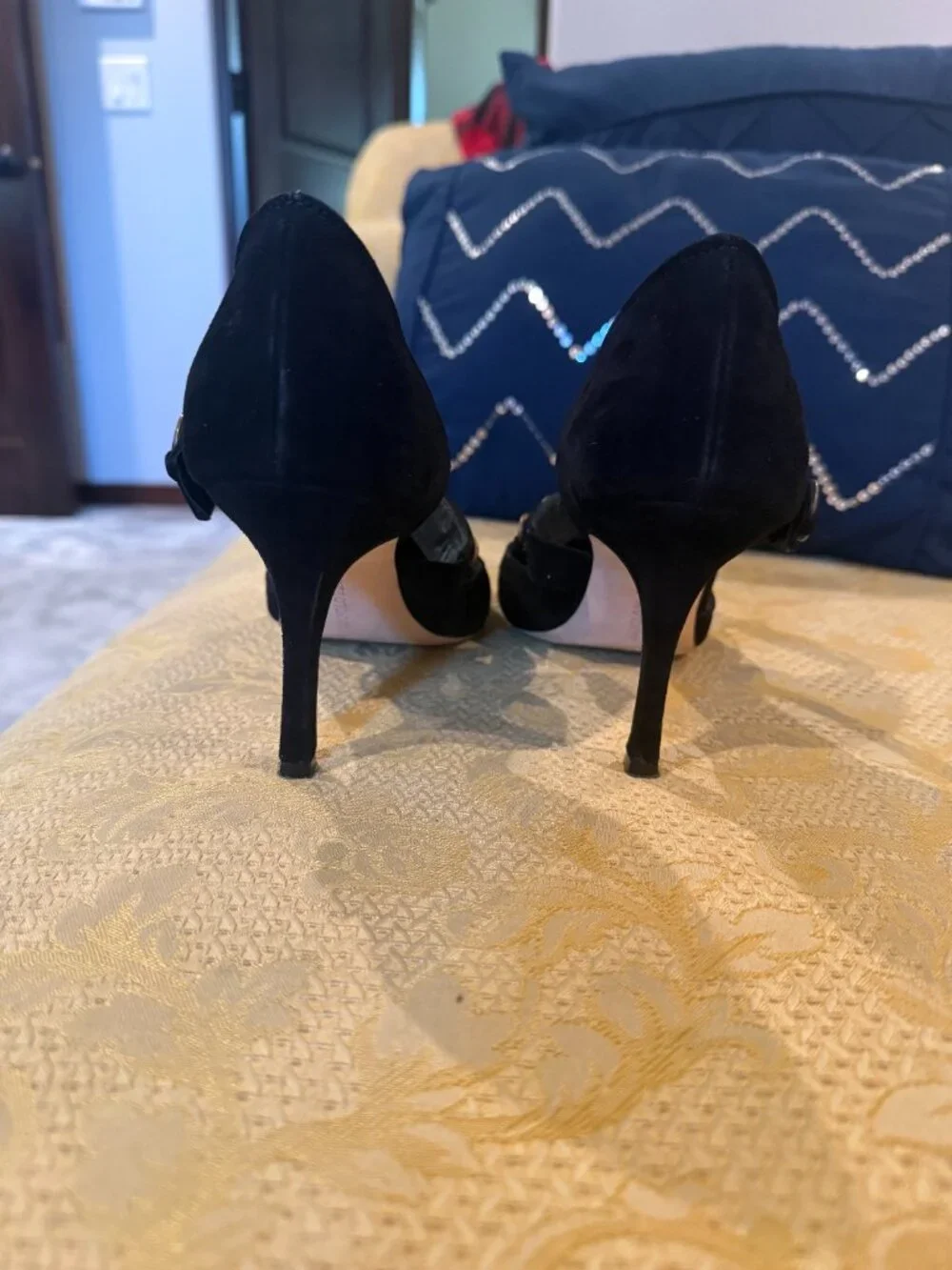 Beautiful Manolo Blahnik Heels in Black Suede - Picture 12 of 12